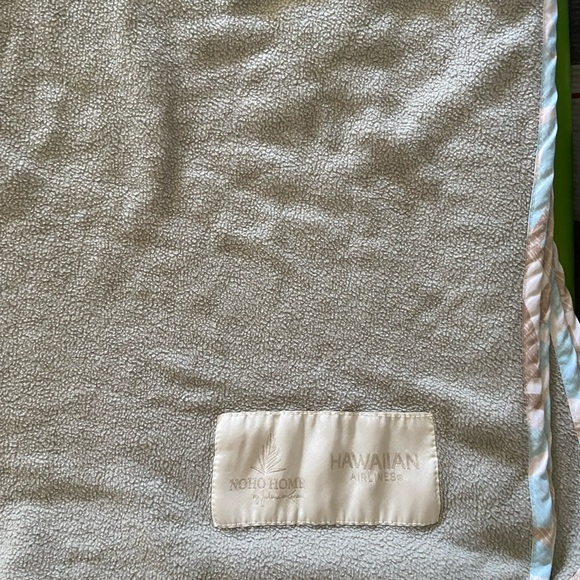 NOHO HOME by Jalene Kanani HAWAIIAN AIRLINES Fleece Travel Blanket - Picture 1 of 3